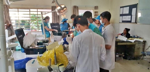 봉사활동에서 진행한 보존치료, 근관치료, 치주치료 및 임플란트 시술을 참관하며 진료보조하고 있는 프놈펜 치과대학 학생들.