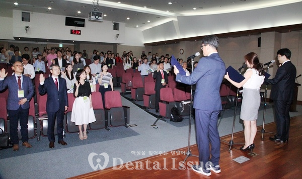2회 치과의료선교회 학술대회에서 참석자들이 기독치과인 선서를 하고 있다.