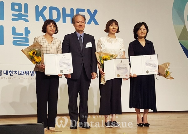 복지부장관상 수상자들. (왼쪽부터) 주미영 실장, 권준욱 국장, 석현미 부장, 문상은 교수.