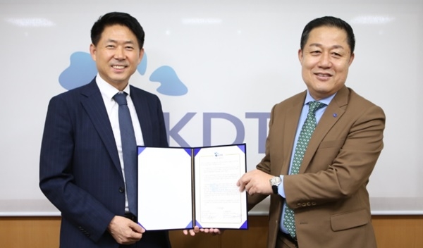 오스템 엄태관 대표(왼쪽)와 치기협 김양근 회장이 업무협약을 한 뒤 포토타임을 갖고 있다