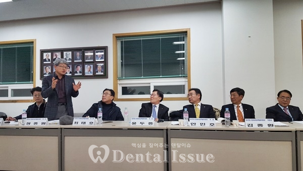 김종환 위원장(우측 두번째)이 정종원 위원의 발언을 듣고 있다.