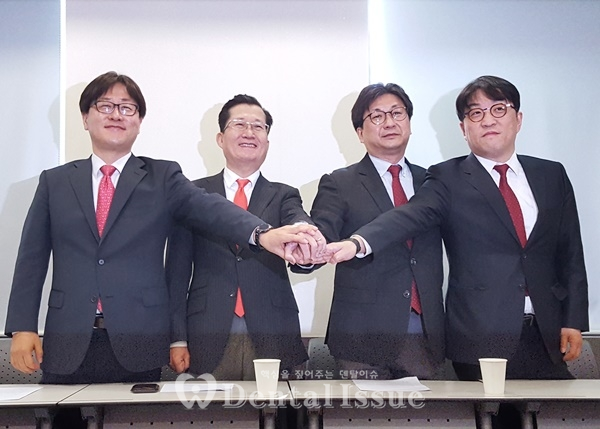 (왼쪽부터) 함동선, 강현구, 조정근 예비후보, 김진홍 서치 후생이사가 파이팅하고 있다.