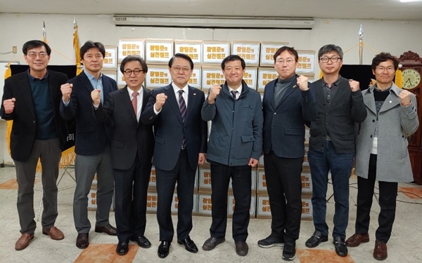 장영준 캠프가 방역물품을 전달하고 대구경북회 임원진과 파이팅하고 있다.