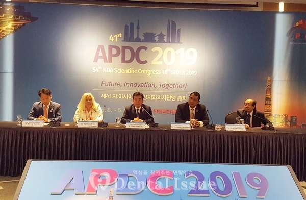 (왼쪽부터)나승목 부회장, 케서린 켈 회장, 김철수 회장, 페르난데스 전 회장, 세네디게 사무총장이 APDC2019 기자회견을 하고 있다.