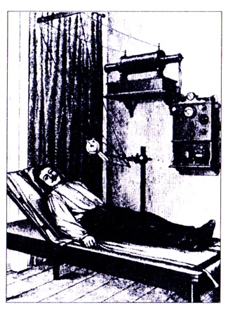 1900년의 X-선 진단모습. 감광판의 감광을 위하여 차폐장치 없이 X-선에 장시간 노출시킴으로써 환자와 의료진의 건강에 위해를 끼치기도 했다.
