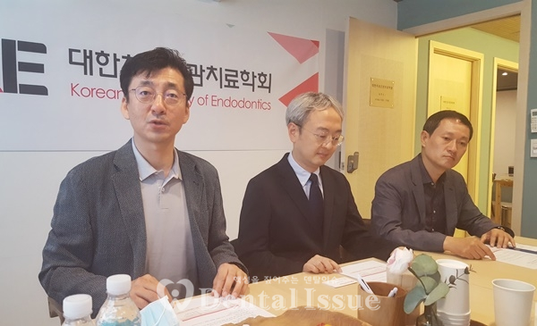 (왼쪽부터) 김진우 회장, 장석우 총무, 황윤찬 학술이사가 온라인 학술대회를 설명하고 있다.