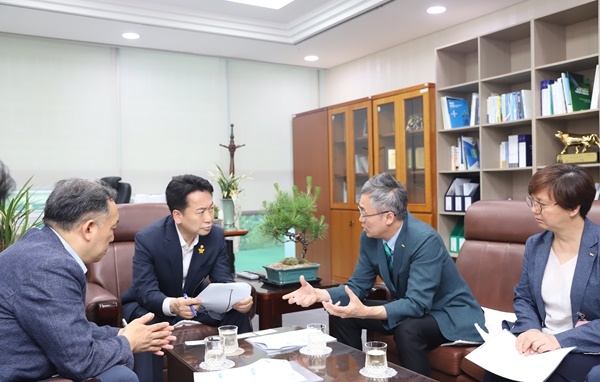 (왼쪽부터) 장재완 부회장, 고영인 의원, 이상훈 회장, 홍수연 부회장이 치과 현안에 대해 의견을 나누고 있다.