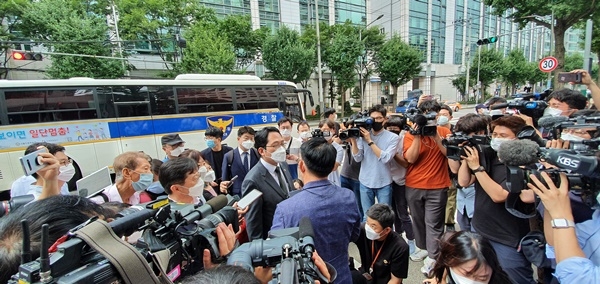 최대집 의협회장이 서울경찰청 앞에서 긴급 기자회견을 열고 있다.