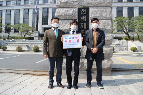 (왼쪽부터) 서두교 치무이사, 김민겸 회장, 송종운 법제이사