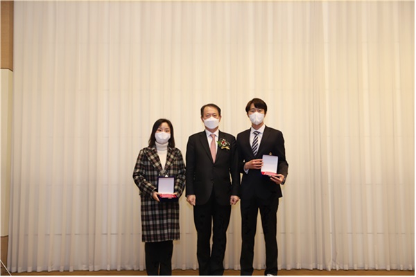 (왼쪽부터) 이지수 정보통신이사, 박태근 치협회장, 김세경 국제이사