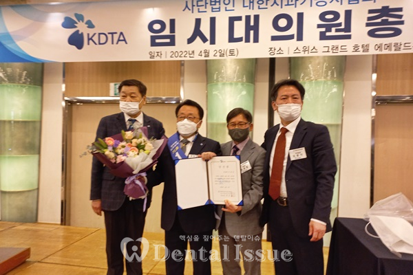 (왼쪽부터) 손영석 의장, 주희중 당선인, 최종혁 선관위원장, 부위원장이 축하하고 있다.