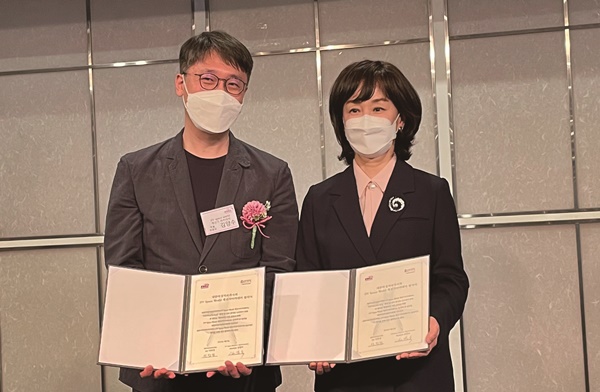 DV Space World & 재선기 아카데미 김양수 학술위원장(왼쪽)이 대여치 이민정 회장과 협약 후 기념 촬영을 하고 있다.
