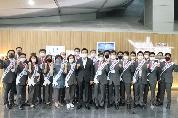 서치와 서울시 관계자들이 시민 구강건강을 위해 파이팅하고 있다.