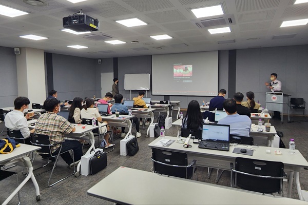 오스템 3층 교육연구원 강의실에서 연세치대 학생들이 ‘핸즈온’ 실습 교육에 참여하고 있다.
