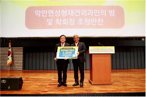 신효근 고문(좌)이 김선종 회장에게 후원금을 기탁하고 있다.