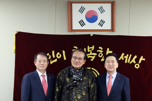 (왼쪽부터) 박태근 회장, 김호일 노인회장, 김기현 국민의힘 국회의원.