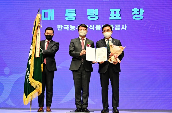 김춘진 사장(우)이 동반성장 유공 최고상 ‘대통령 표창’을 수상하고 있다.