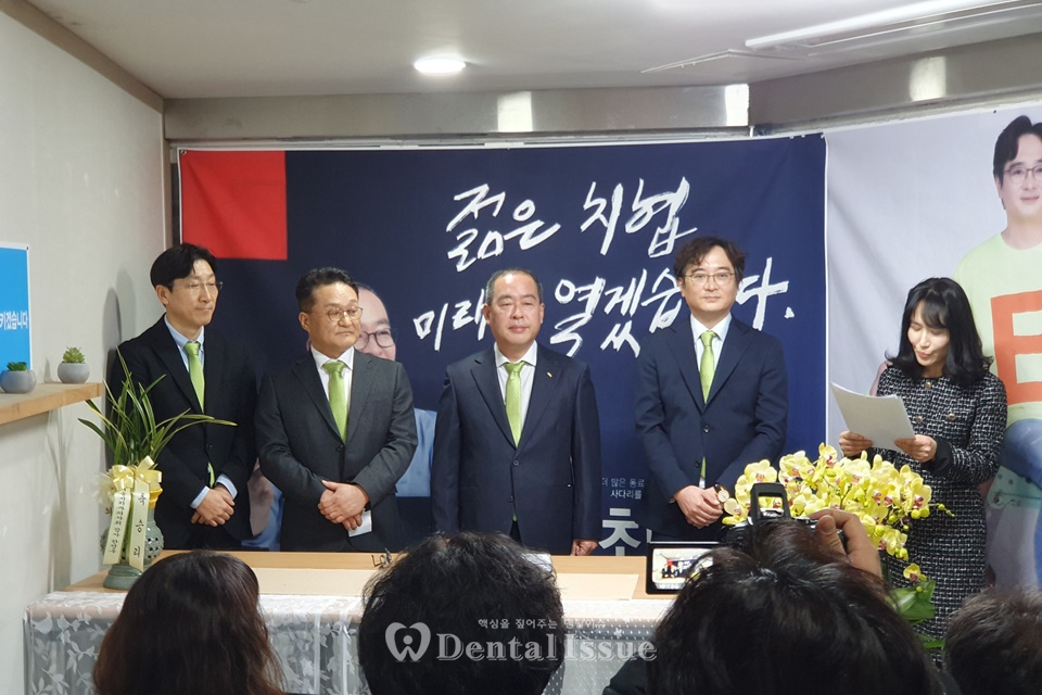 (왼쪽부터) 김동형·이성헌·최치원·손병진 후보가 팀캠프 개소식을 열고 있다.