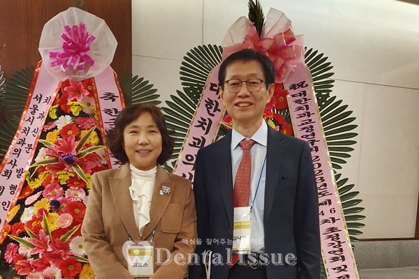 김낙현 회장(우)과 김효은 공보이사가 학술강연회를 설명하고 있다.