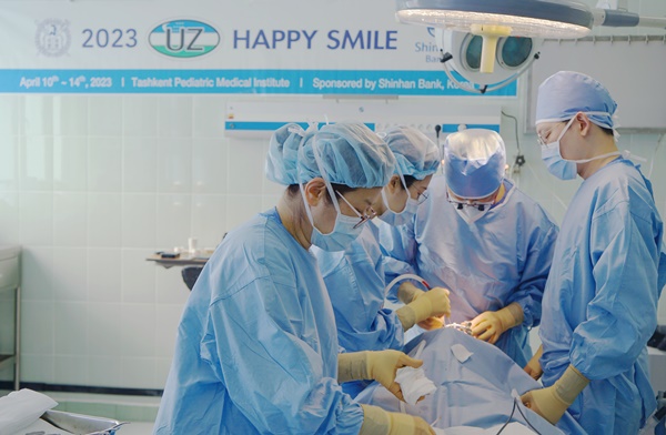 서울대치과병원 의료진이 구순구개열 수술을 하고 있다.