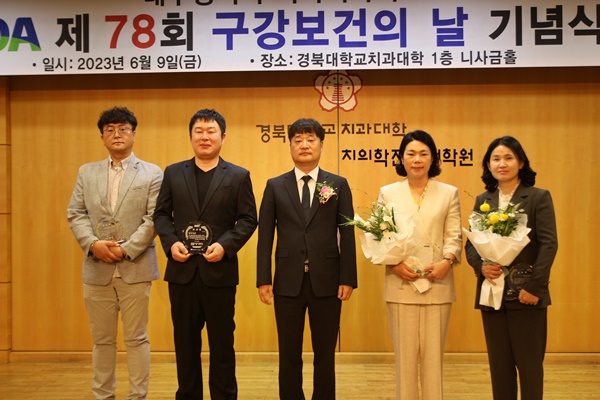 박세호 회장(중)이 수상자들과 기념촬영을 하고 있다.