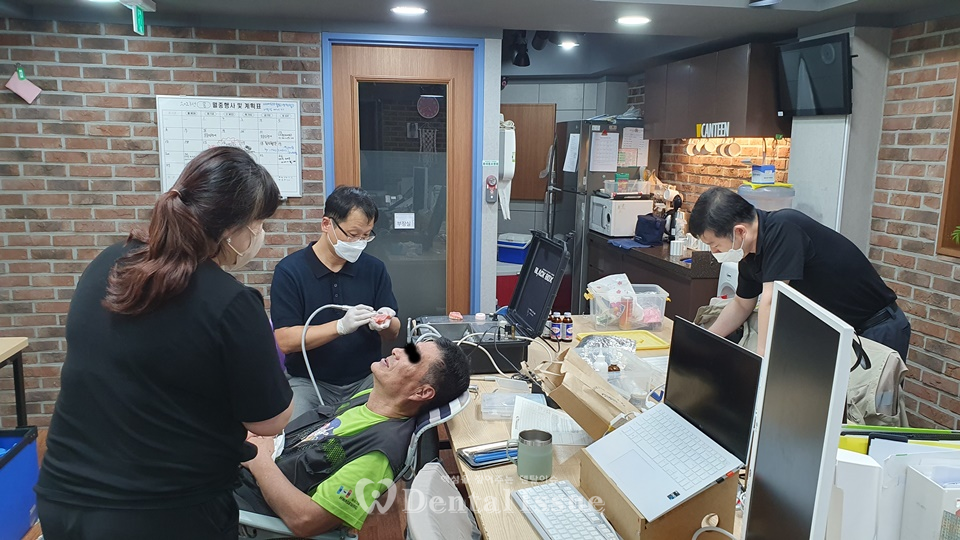 조익현 이사 팀이 치과 진료봉사를 하고 있다.