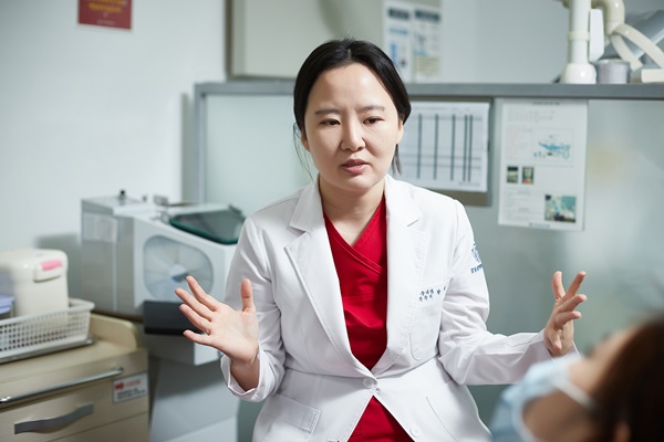 박혜지 교수가 턱관절 장애를 설명하고 있다.