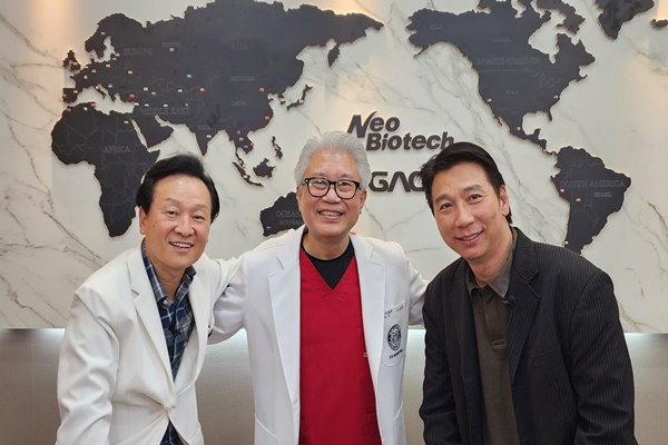 (왼쪽부터) 허영구 원장, 이성복 교수, 태국팀 인솔자 Dr. Mongkol