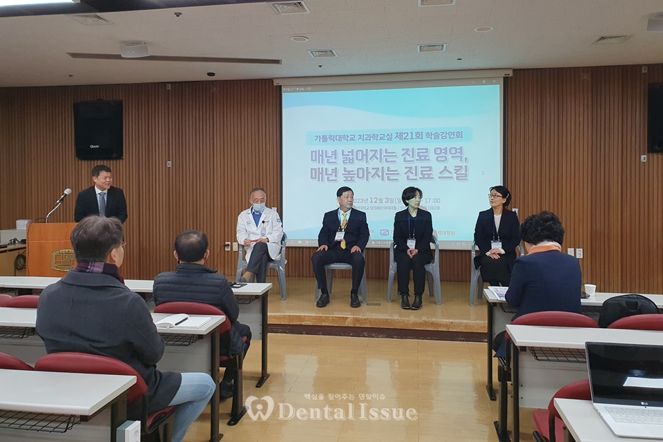 ((왼쪽부터) 감세훈·박재억 교수·김창현 대회장·고영경·양성은 교수가 기자간담회를 진행하고 있다.
