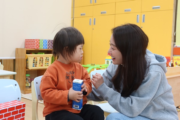 배우 전혜빈 씨가 발달장애 아동에게 치약을 전하고 있다.