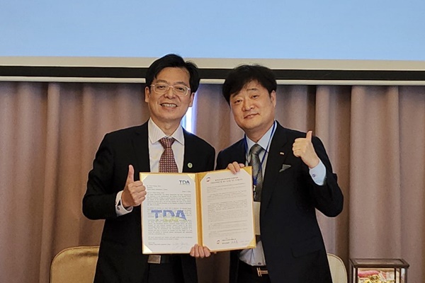Chien Chang, Chen 회장이 박세호 회장에게 서명서를 전하고 있다.