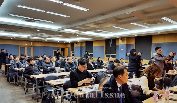 박영섭 예비후보단의 회견을 지켜보는 지지자들.
