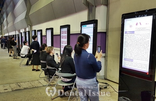 참가자들이 교정학회의 특징인 e-poster를 살펴보고 있다.