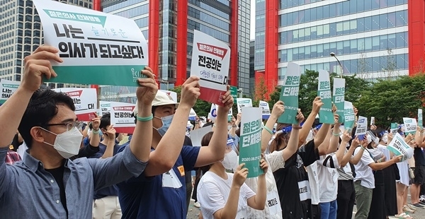 전공의와 의대생들이 7일 서울 여의대로에서 의대 정원 확대 정책 등에 반대하며 시위하고 있다.