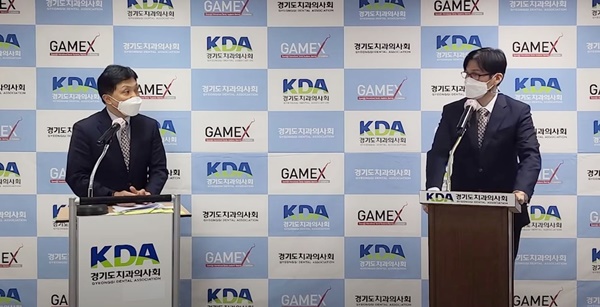 손영휘 조직위원장(왼쪽)이 GAMEX 2021 온·오프라인 진행 방식을 설명하고 있다.