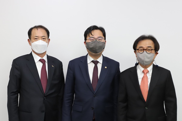 (왼쪽부터) 박태근 치협회장, 홍석준 의원, 최문철 치협 감사