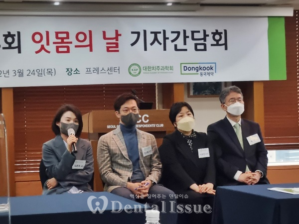 (왼쪽부터) 김윤정 이사, 강시혁 교수, 이효정 교수, 허익 회장