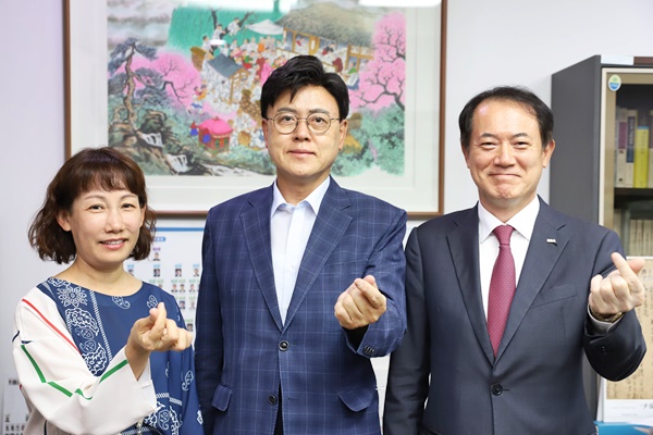 (오른쪽부터) 박태근 회장, 이명수 의원, 신은섭 부회장이 손가락 하트를 만들어 보이며 협력을 다짐하고 있다.