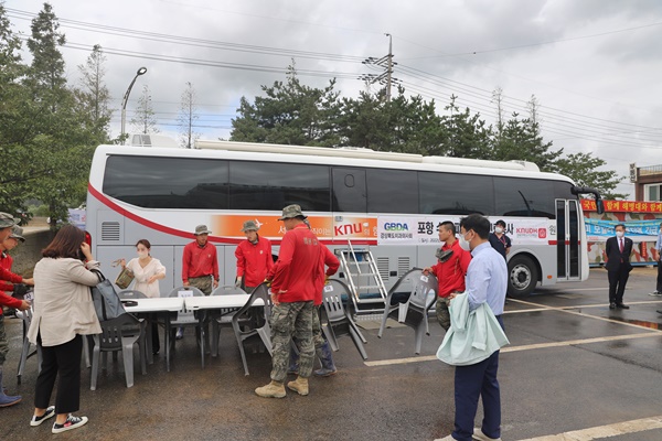 포항에 설치된 이동진료버스 주변을 해병대원이 정리하고 있다.