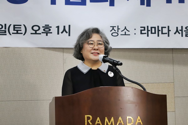 8월 27일 총회에서 황윤숙 회장이 개회인사를 하고 있다.