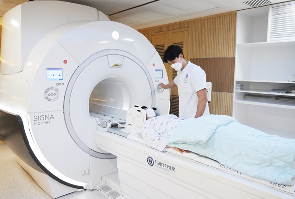 의료진이 환자 MRI(치과병원 전용) 촬영을 위해 준비 하고 있다.