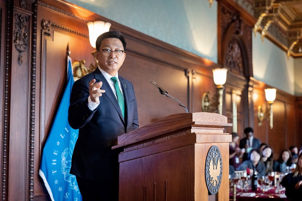 김춘진 사장이 지난해 12월 미국 연방의회 도서관에서 처음으로 열린 ‘김치의 날’ 기념행사에서 인사하고 있다.