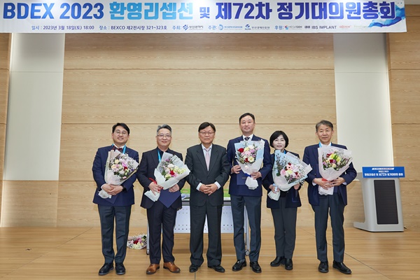 김기원 신임회장(오른쪽 3번째)과 부치 새 부회장들이 포토타임을 가지고 있다.