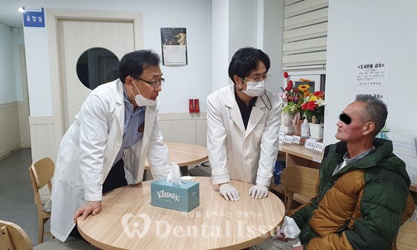 김민재 총무이사(좌)와 서준식 소장이 환자 상태를 체크하고 있다.