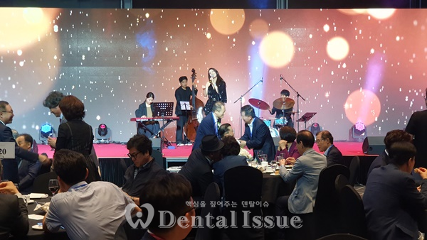 SIDEX 2023 서울나이트 개막 재즈공연이 열리고 있다.