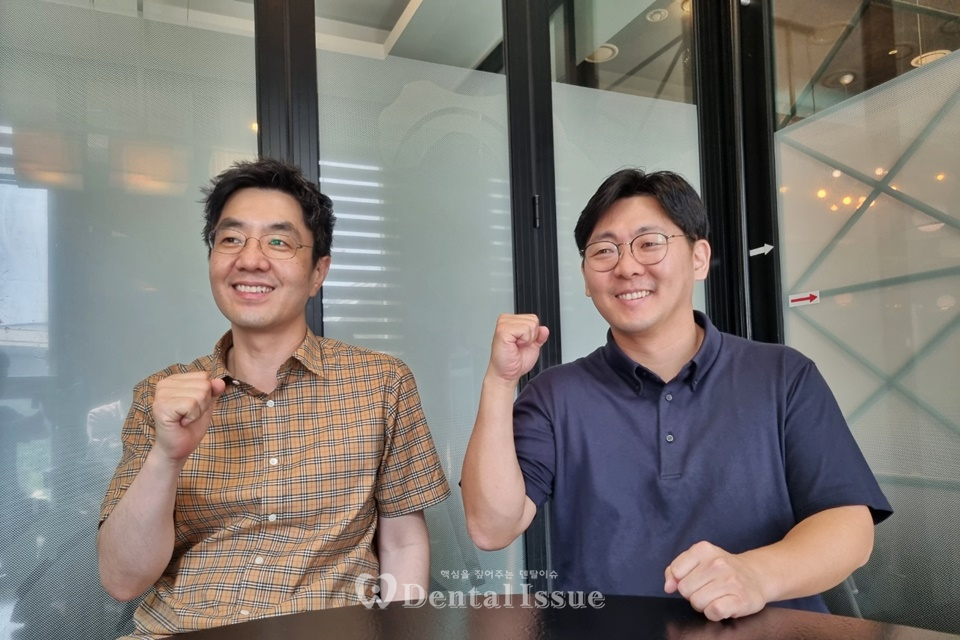 곽현종 총장(좌)과 김광유 학술이사가 INDEX 2023의 성공을 다짐하며 파이팅하고 있다.