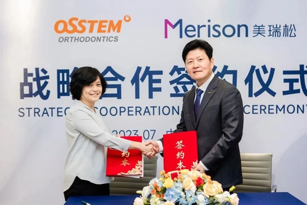 오스템올소 김병일 대표(우)와 중국 CC Dental사 호걸장 CEO가 협약을 하고 있다.