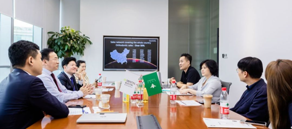 중국 상하이 CC Dental 본사에서 협약 체결 후 관계자들이 미팅을 하고 있다.