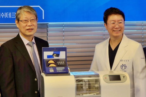 김진오 로봇앤드디자인 회장(왼쪽)과 강정호 미니쉬테크놀로지 대표가 밀링머신 앞에서 포즈를 취하고 있다.