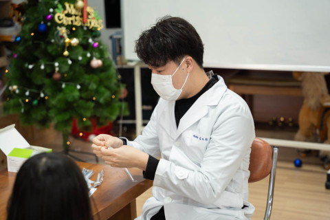김두희 원장이 이화영아원 어린이의 치아를 진료하고 있다.